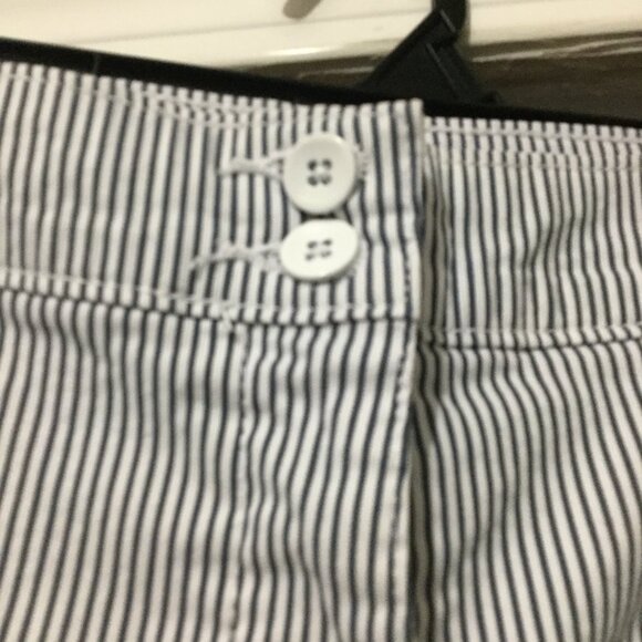 Karen Scott striped Capri pants blue and white size 6 excellent used condition - Picture 4 of 7